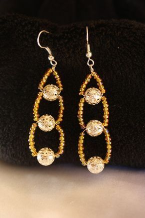 Gold Beaded Earrings, Anting Manik, Gold Bead Earrings, Beaded Earrings Diy, Beaded Earrings Patterns, Homemade Jewelry, Beaded Jewelry Patterns, Diy Schmuck, Earring Patterns