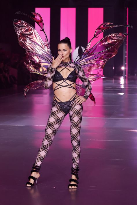 Adriana Lima on the runway at the Victoria's Secret Fashion Show held at the Brooklyn Navy Yard on October 15, 2024 in New York, New York. Runway 2024, Secret Secret, Victoria Secret Runway, Victoria Secret Wallpaper, Adriana Lima Victoria Secret, Fashion Show Runway, Victoria Secret Model, Victoria Secret Models, Vs Fashion Shows