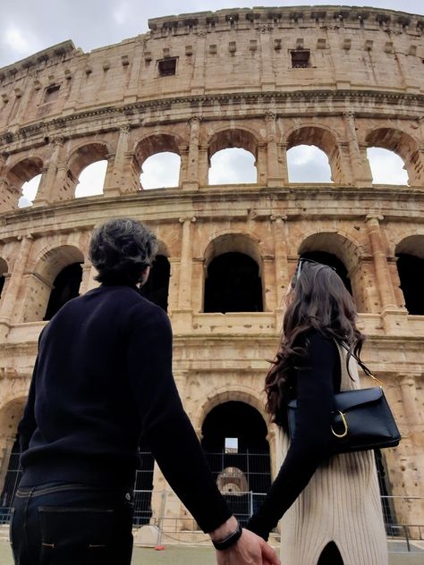 Couple Poses Italy, Couple Travel Poses Picture Ideas, Couple In Rome Aesthetic, Rome Photo Ideas Couple, Rome Couple Aesthetic, Couple In Europe, Italy Couple Pictures, Rome Photo Ideas Winter, Rome Pose Ideas