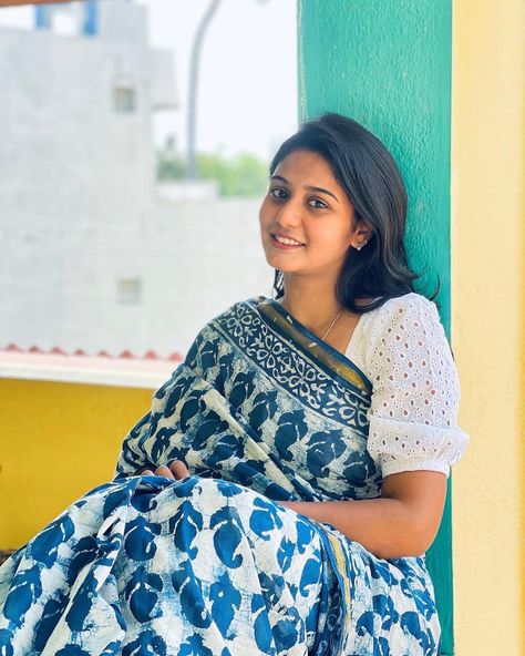 Sarees With White Blouse, Official Saree Blouse Designs, Blue Cotton Saree With White Blouse, Indigo Saree With White Blouse, Chicken Blouse Designs Latest, Indigo Saree Blouse Designs, Blue Saree With White Blouse, Indigo Cotton Saree, Indigo Saree Styling