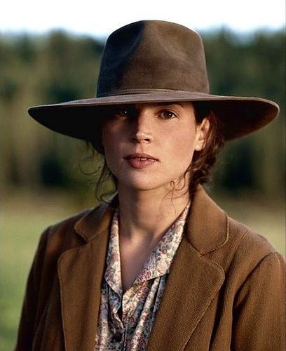 hat. old school. new school. classic. Winter Dress Ideas, Julia Ormond, A Well Traveled Woman, Legends Of The Fall, Wilde Westen, Love Hat, Vintage Winter, Winter Dress, Brad Pitt