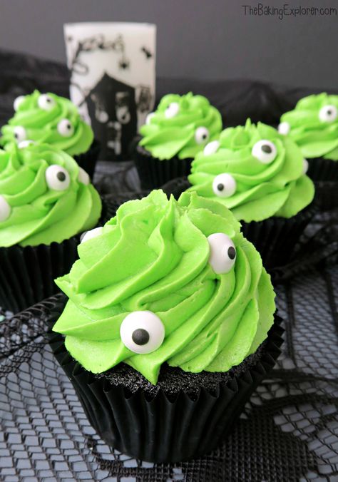 Halloween Bday Cupcakes, Halloween Eye Cupcakes, Halloween Cupcakes With Eyes, Halloween Decorations Cupcakes, Green Halloween Cupcakes, Black And Green Cupcakes, Spooky Cupcakes Scary Halloween, Halloween Sprinkle Cupcakes, Halloween Buttercream Cupcakes