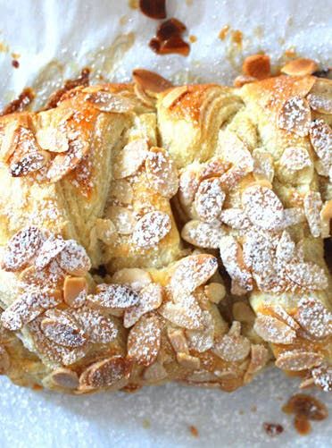 Almond Braid, Almond Puff Pastry, Almond Puff, Recipes Puff Pastry, Puff Pastry Ideas, Pastry Recipes Dessert, Puff Pastry Dessert, Almond Paste Recipes, Easy Puff Pastry Recipe