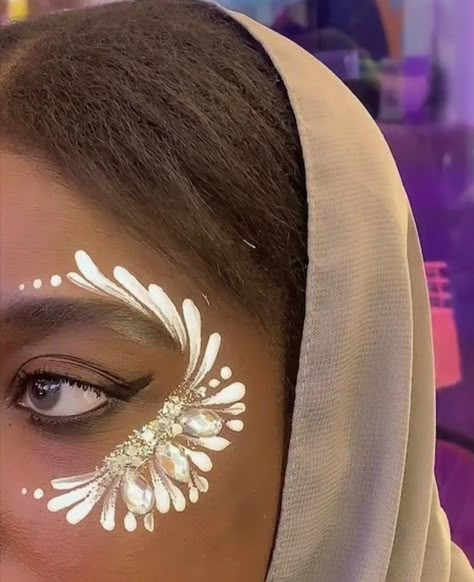 White Festival Makeup, Coachella Face Paint, Face Painting Glitter, Masquerade Face Paint, Cute Face Paint Ideas For Teens, Face Painting Designs Aesthetic, White Face Paint Ideas, White Party Makeup, Face Paint Adults