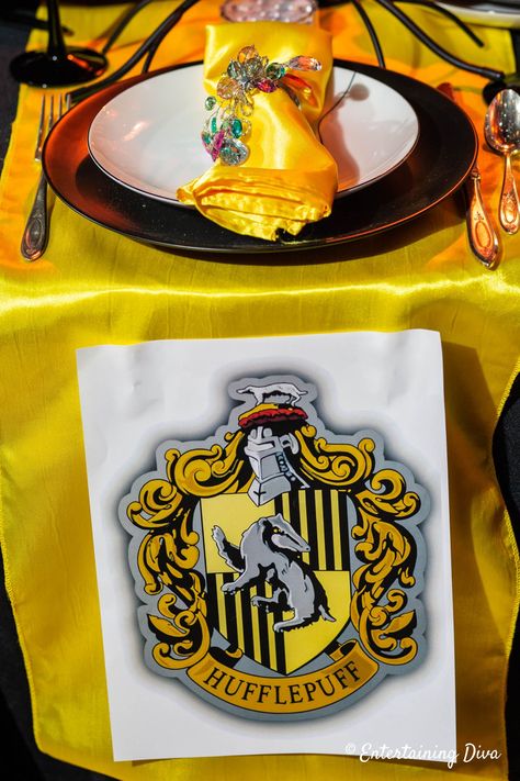 I love these awesome Harry Potter tablescape ideas, like this yellow and black Hufflepuff house table setting. #entertainingdiva #harrypottertable  #harrypotterparty #tablesettings #tablescape #harrypotterparty Harry Potter Table Decor, Breakfast Party Ideas, Hufflepuff And Ravenclaw, Harry Potter House Colors, Harry Potter Table, Lace Candle Holders, Harry Potter Christmas Decorations, Harry Potter Wedding Theme, Ceramic Cafe