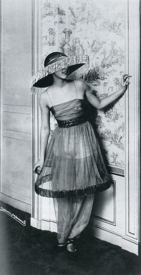 Minaret tunic is a wide tunic that was designed by Paul Poiret that was boned to hold out the skirt in a full circle and worn over the narrowest of hobble skirts. 1912 Fashion, Fashion 1910, Paul Poiret, Hobble Skirt, Ballet Russe, 1910s Fashion, Jeanne Lanvin, 20th Century Fashion, French Fashion Designers