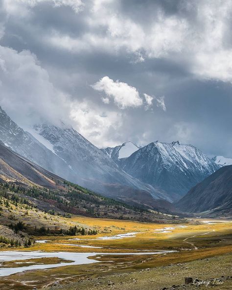 Vast Landscape Photography, Montana Landscape Photography, Scenery Reference Photos For Artists, Nature Mountains Landscape, Interesting Landscapes Photography, American Landscape Photography, Art Reference Landscape Photo, Mountain Range Photography, Atmospheric Landscape Photography