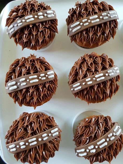 Chewbacca Birthday Party, Star Wars Cupcake Ideas, Chewbacca Cupcakes, Star Wars Essen, Chewbacca Cake, Star Wars Dessert, Star Wars Cake Toppers, Star Wars Cupcakes, Star Wars Cookies