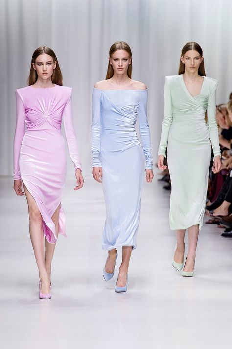 Pastel Shades for the Versace Spring 2018 Ready-to-Wear collection #pastels #pasteldress #versace #springfashion Camille Hurel, Versace Spring, Italian Fashion Brands, Donatella Versace, Fashion 2018, Fashion Show Collection, Gianni Versace, Fashion Mode, Summer Outfits Women