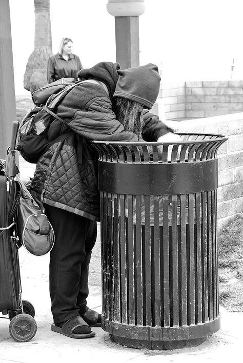 Homeless People, Different Perspectives, We Are The World, Helping The Homeless, Photography Projects, White Photography, Black And White Photography, Street Photography, Documentaries