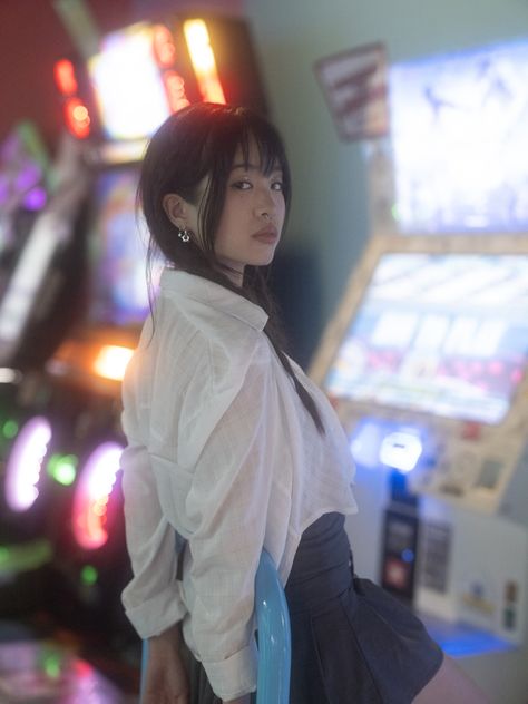 Japanese Concept Photoshoot, City Pop Photoshoot, Anime Inspired Photoshoot, Mba Photoshoot, Arcade Photoshoot Aesthetic, Arcade Aesthetic Photoshoot, Cosplay Photoshoot Ideas, Anime Photoshoot, Japanese Photoshoot