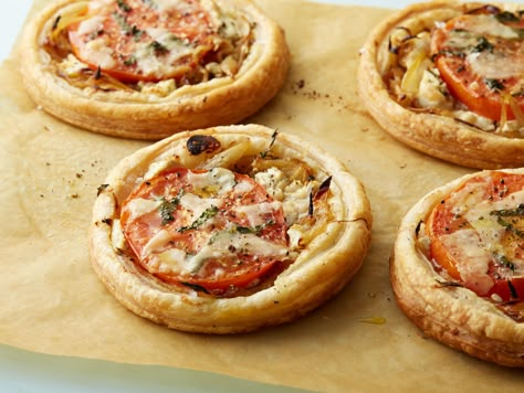 The Barefoot Contessa knows her tarts. These savory ones come together easily with the help of frozen puff pastry. Best Summer Recipes, Best Ina Garten Recipes, Grilled Corn Salad, Goat Cheese Tart, Party Bites, Ina Garten Recipes, Fingerfood Party, Cheese Puffs, Cheese Tarts