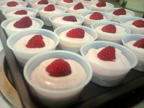 Raspberry Cheesecake Pudding Shots...So I know this is not a "drink". but I might have to give these a try. Cheesecake Pudding Shots, Rasberry Cheesecake, Rumchata Pudding Shots, Cheesecake Raspberry, Pudding Shot Recipes, Shots Recipes, Jello Pudding Shots, Frozen Drinks Alcohol, Alcoholic Desserts