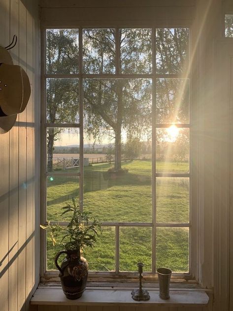 Casa Vintage, Big Windows, Window View, Through The Window, Jolie Photo, Alam Yang Indah, Slow Living, Dream Home Design, Sunny Day