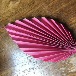 Making Paper Leaves, Folded Paper Leaves, How To Make Paper Leaves, Paper Leaves Template, Paper Palm Leaves Diy, Diy Paper Palm Leaves, Paper Leaves Diy, Paper Leaf Diy, Diy Paper Fan