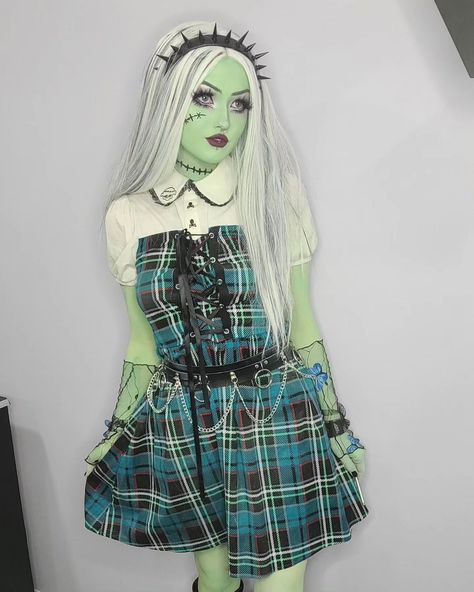 Frankie Stein Cosplay Aesthetic, Draculara And Frankie Halloween, Frankinstine Monster High, Frankiestein Costume Monster High, Frankie Stein Costume Diy, Frankie Costume Monster High, Frankie And Draculaura Costume, Frankie Monster High Cosplay, Frankie Halloween Costume