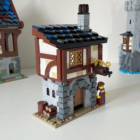 So detailed and perfect for hosting our own weekend party! Let’s drink together!😊🥂 Lego Blueprint, Lego Kingdoms, Medieval Tavern, Easy Lego Creations, Lego Village, Lego Furniture, Lego Knights, Lego Wall, Construction Lego