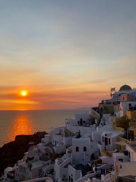 Santorini Sunset Wallpaper, Greece Art Aesthetic, Sunset In Santorini, Greece Asthetic Picture, Greece Homescreen, Greek Vacation Aesthetic, Grece Aestethic, Grece Aesthetic, Greece Sunset Aesthetic