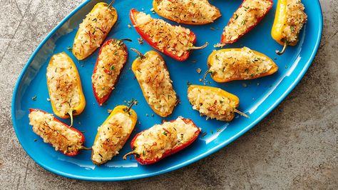 Give these goat cheese-stuffed sweet pepper poppers a spin – and don’t worry, they still have a little kick from red pepper flakes. Sweet Pepper Poppers, Mini Aperitivos, Pepper Poppers, Best Party Appetizers, Jalapeño Poppers, Poppers Recipe, Mini Appetizers, Sweet Pepper, Party Appetizers