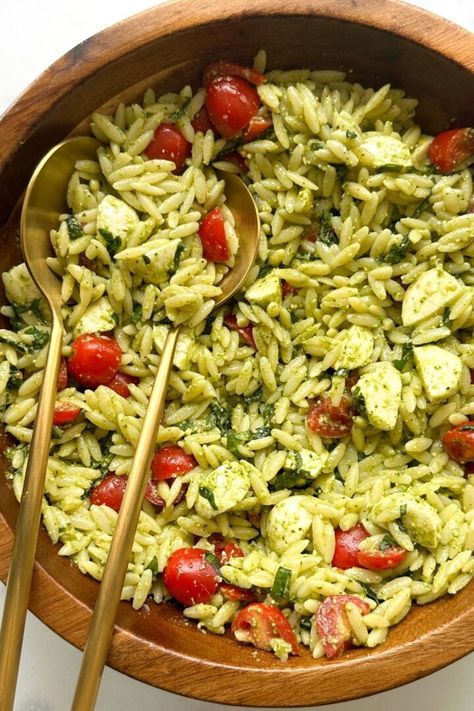 Orzo Pesto Salad is super easy to make and delicious! This salad is filled with orzo, tomatoes, mozzarella, fresh basil and pesto. Orzo Recipes Side, Orzo Pesto, Pesto Salad Recipes, Bananas Recipes, Orzo Salat, Dressings Recipes, Salad Spinach, Healthy Pesto, Orzo Salad Recipes