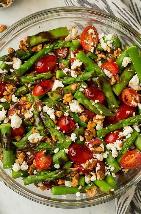 Tomato And Feta Salad, Asparagus Salad Recipe, Best Asparagus Recipe, Tomato And Feta, Asparagus Salad, Makanan Diet, Salad Recipes For Dinner, Spring Salad, Feta Salad