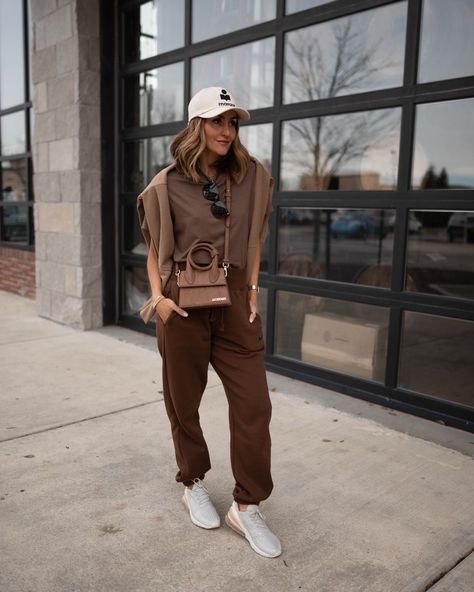 Sporty Luxury Fashion, Artsy Sporty Outfits, Comfy Game Day Outfit, Sports Coach Outfits Women, Sporty Professional Outfits, Coach Outfits Sports, Sporty Chic Outfits Summer, Sport Event Outfit, Sporty Date Outfit