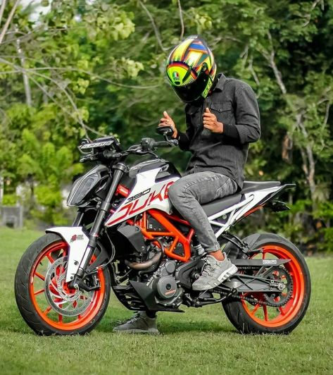 Bike Pose, Backpack Lifestyle, Ktm Bike, Biker Photos, Love Profile Picture, Volleyball Photography, Duke 390, Free Fire Hip Hop Bundle Photo, Camera Cartoon