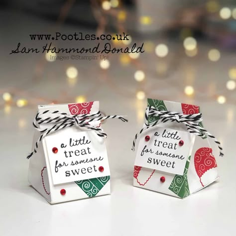 Super Mini Tree Triangle Treat Box Cricut Christmas Treat Holders, Envelope Treat Boxes, Stampin Up Small Treat Boxes, Mini Treat Boxes, Stampin Up Boxes Treat Holder, Stampin Up Christmas Treat Boxes, Stampin Up Treat Boxes Project Ideas, Stampin Up Swaps Ideas, Christmas Table Favors To Make