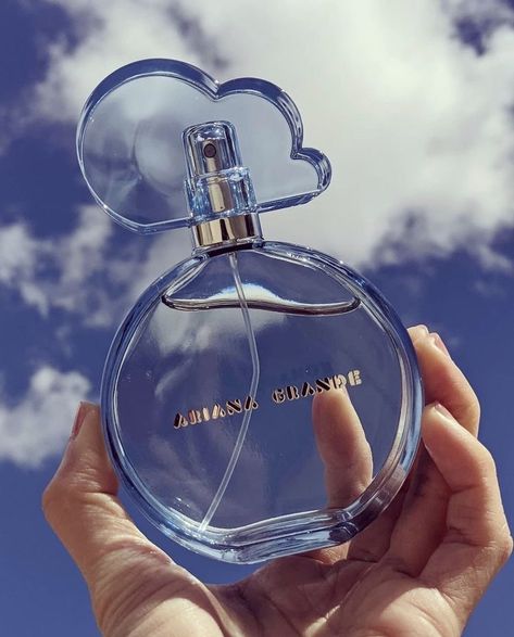 Aesthetic Fragrance, Koleksi Parfum, Ariana Perfume, Perfume Aesthetic, Ariana Grande Perfume, Pretty Perfume Bottles, Fragrances Perfume Woman, Perfume Collection Fragrance, Smink Inspiration