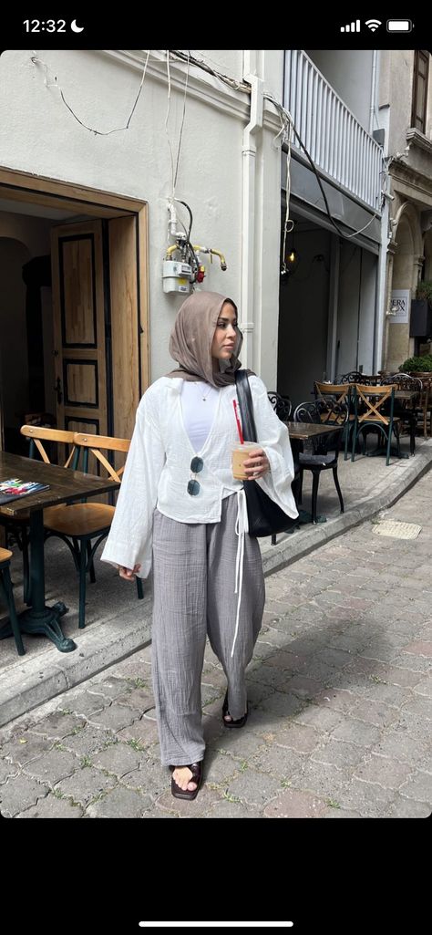 Summer Hijab Outfits Street Styles, Summer Modest Outfits Muslim, How To Style Linen Pants, Hijab Closet, Flowy Pants Outfit, Hijabi Summer, Summer Modest Outfits, Hijabi Styles, Modest Outfits Muslim