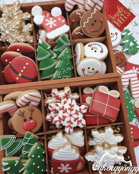 Cute Cookies Christmas, Iced Biscuits Christmas, Mini Sugar Cookies Christmas, Mini Cookies Christmas, Mini Christmas Royal Icing Cookies, Gingerbread Cookies Decoration, Christmas Iced Biscuits, Christmas Gingerbread Decor Ideas, Mini Sugar Cookies Decorated