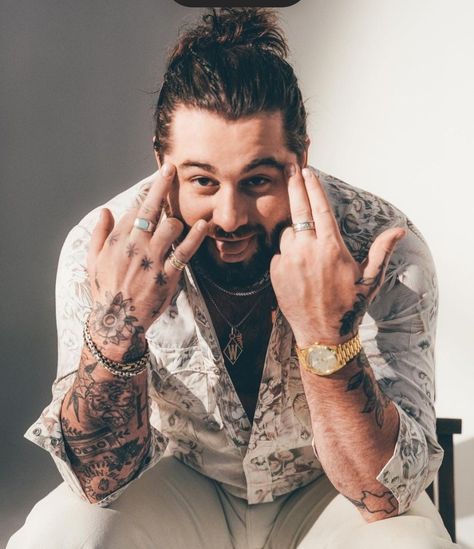 Koe Wetzel Pictures, Koe Wetzel Aesthetic, Koe Wetzel Wallpaper, Koe Wetzel Tattoos, Takuache Outfits Guys, Koe Wetzel, Texas Country Music, Best Country Singers, Airline Logo