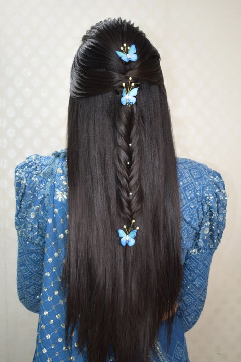 Simple Hairstyle For Straight Hair, Hairstyles For Straight Hair For Wedding, Kankotri Decoration, Simple Straight Hairstyles, Indian Party Wear Gowns, Easy Straight Hairstyles, Arti Thali Decoration, Messy Ponytail Hairstyles, Arti Thali