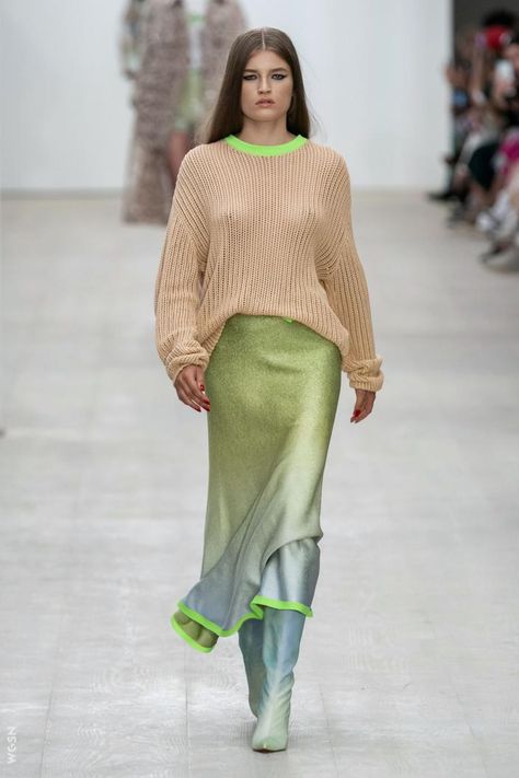 From WGSN Catwalks: Roberta Einer - Spring/Summer 2020 Roberta Einer, Textures Fashion, Space Fashion, Fashion Week Spring 2020, Fall Winter Trends, Mode Casual, Sweater Collection, Color Inspo, Textiles Fashion