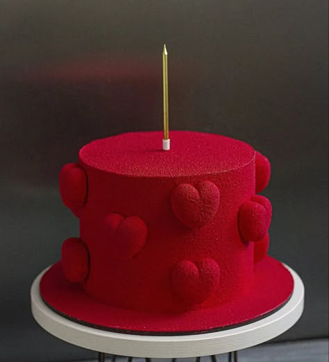 Love Cake Heart, Decorate A Cake, S Cake, Red Valentine, Funny Birthday Cakes, Mini Cakes Birthday, Love Day, Valentines Day Cakes, Creative Birthday Cakes