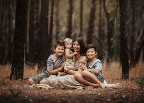 Family Forest Photoshoot Ideas, Pine Forest Family Photoshoot, Christmas Forest Photoshoot, Family Photoshoot In The Woods, Family Photoshoot Forest, Family Forest Photoshoot, Forest Family Photos, Forest Family Photoshoot, Woods Photoshoot