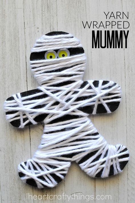 This yarn wrapped mummy craft is perfect for little ones for a fine motor activity. It makes a great Halloween kids craft too. Haunted Island, Mummy Craft, Mummy Crafts, Starověký Egypt, Craft Halloween, October Crafts, Crafts Preschool, Halloween Preschool, Kid Craft