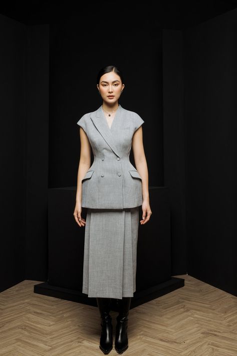 Dior Suits For Women, Stylish Business Outfits, Ladylike Dress, Peplum Designs, Mean Blvd, Peplum Blazer, Luxury Fabric, Grey Outfit, Straight Skirt