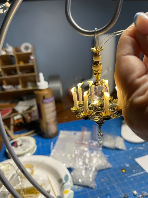 Creating Miniatures, Diy Minatures, Dollhouse Chandelier, How To Make A Chandelier, Barbie Crafts, Miniature Building, Dollhouse Lighting, Dollhouse Tutorials, Dollhouse Miniature Tutorials