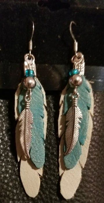 Western Boho Earrings, How To Make Leather Feathers, Handmade Leather Earrings Ideas, Western Jewelry Diy, Leather Earrings Ideas, Diy Feather Earrings, Diy Leather Feather Earrings, Leather Earrings Diy, Beaded Feather Earrings