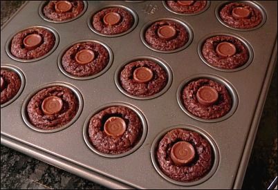 Rollo Brownie Bites, Brownie With Rolo Centers, Brownies With Rolo Candy, Brownie Rolo Bites, Rolo Stuffed Brownies, Rolo Brownie Bites, Mini Brownie Bites Christmas, Brownie Bites From Mix Boxes, 2 Bite Brownies