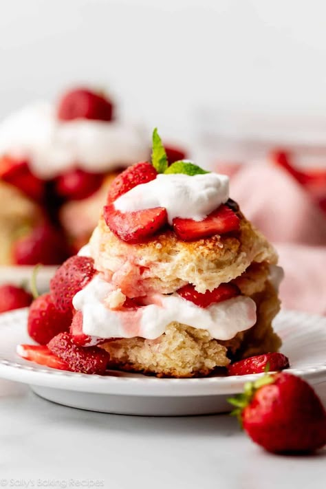 Homemade Strawberry Shortcake Healthy Strawberry Shortcake, Homemade Strawberry Shortcake, Strawberry Shortcakes, 귀여운 음식 그림, Strawberry Shortcake Recipes, Shortcake Recipe, Sally's Baking, Healthy Strawberry, Guilt Free Dessert