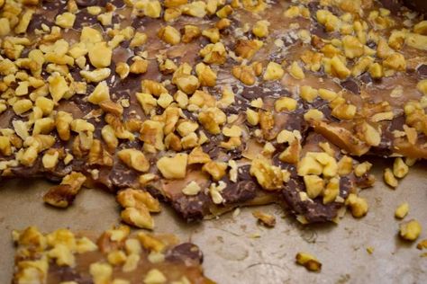 Microwave English Toffee Recipe, Microwave Toffee Recipe, Microwave Toffee, Microwave Pralines Recipe, Butter Toffee Recipe, Sponge Toffee, Chocolate Confections, English Toffee Recipe, Easy Microwave Recipes