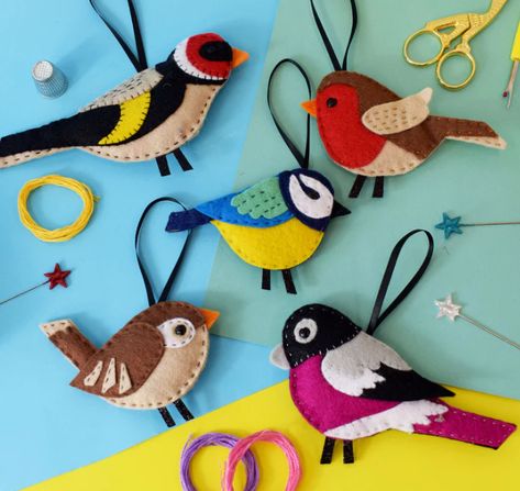 Felt Birds Ornaments, Bird Christmas Ornaments, Felt Crafts Christmas, British Birds, Garden Birds, Needle Felting Kits, Felt Birds, Felt Decorations, Hanging Decorations