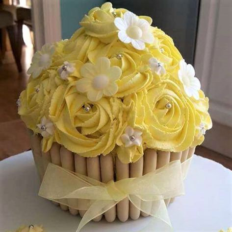 Giant Cupcake Giant Cupcake Ideas, Cupcake From Scratch, Cupcake Pan Recipes, Giant Cupcake Recipes, Giant Cupcake Cakes, Big Cupcake, Wrapped Candy, Vanilla Cupcake Recipe, Giant Cupcake