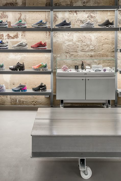 Counterfeit Studio Brings Industrial Charm to Sneaker Retailer Footpatrol’s Paris Outpost - Interior Design Glass Shelves Ikea, Wine Glass Shelf, Floating Glass Shelves, Retail Store Design, Shower Shelves, Retail Interior, Store Interior, Custom Glass, Shelf Styling