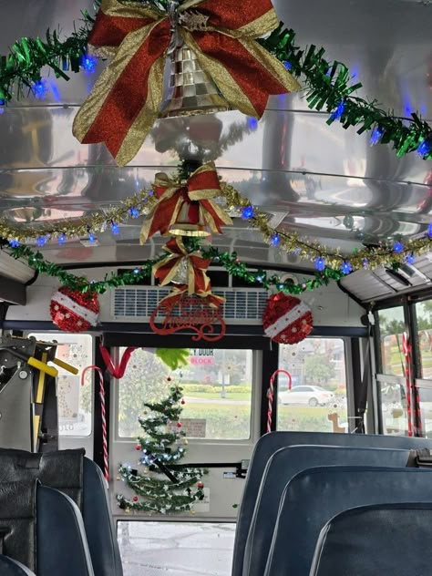 Bus Decorating Ideas, Bus Decor, Bus Decorations For Playoffs, Christmas Car Trunk Decorations, Bus Decorations, School Bus Decor, School Bus Decoration Ideas, Decorate Car For Christmas, Christmas School Bus Decorations