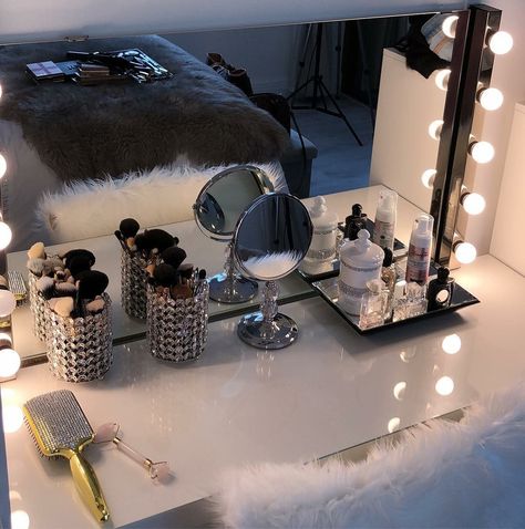 Luxury Makeup Vanity Aesthetic, Room Decor Ideas Black And Gray, Girly Glam Room, Boujee Aesthetic Room Decor, Glam Room Aesthetic, Glamorous Room, Girl Apartment Decor, Luxury Room Bedroom, Beauty Room Decor