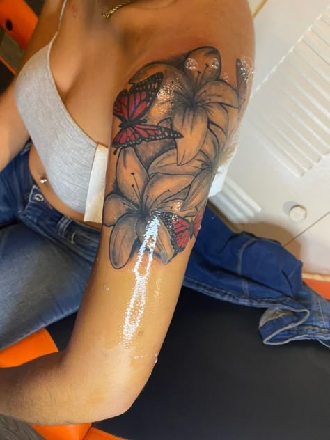 Flowers Tattoo On Hand, Vassiah Tattoo, Medium Shoulder Tattoos For Women, Flower Tattoo For Black Women, Flower Tattoos For Black Women, Back Tattoos Baddie, Name On Leg Tattoo, Beautiful Arm Tattoos For Women, Flower Tattoos On Black Women