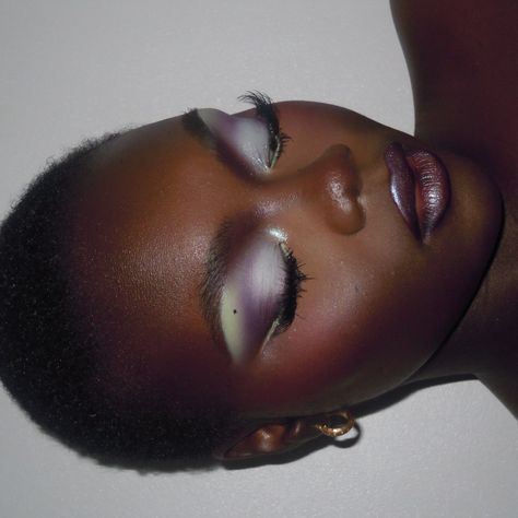 Icy Eyeshadow Looks, Aquarius Rising Makeup, Swirly Makeup, 2003 Makeup, High Contrast Makeup, Cool Tone Makeup, Makeup Soft Glam, Makeup Content, Body Details